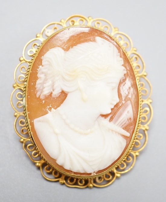 A modern 14k yellow metal mounted oval cameo pendant brooch, 30mm, gross weight 3.8 grams.